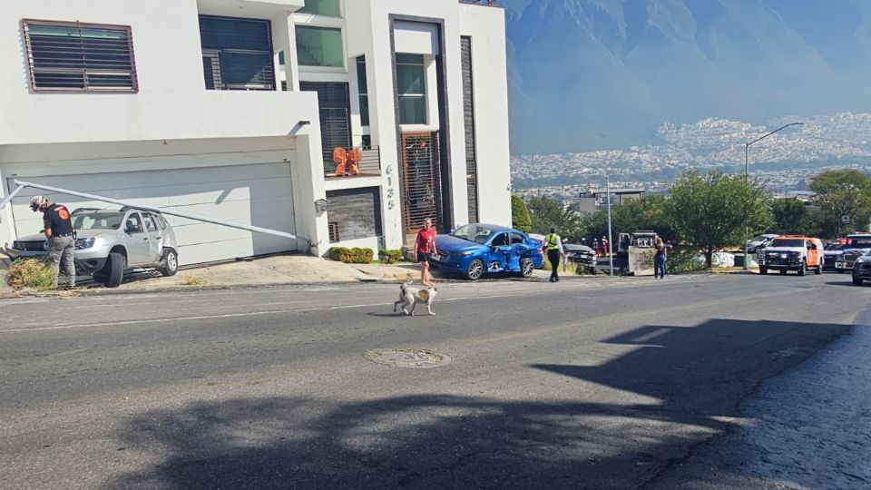 La grúa terminó impactada contra un vehículo estacionado al final de la calle tras descender sin control por una pendiente en Satélite Acueducto.