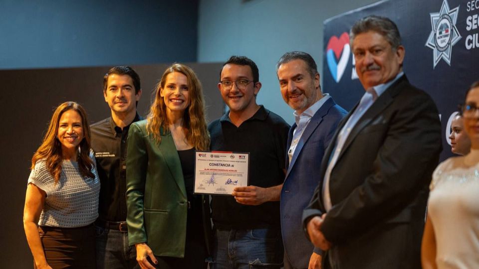 El alcalde Adrián de la Garza entregó certificados del Programa Maneja Seguro para fortalecer la seguridad vial en Monterrey.