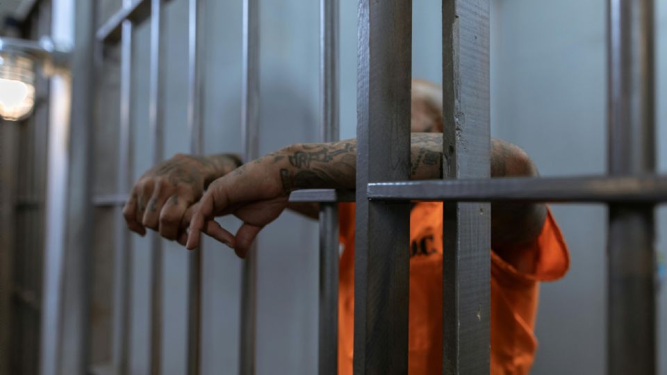 El planteamiento agrega al texto vigente, las palabras 'auxilio, motive, incite o induzca' a otro para que se suicide.