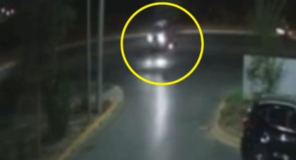 VIDEO | Motociclista es arrollado por una camioneta en García; el conductor huyó