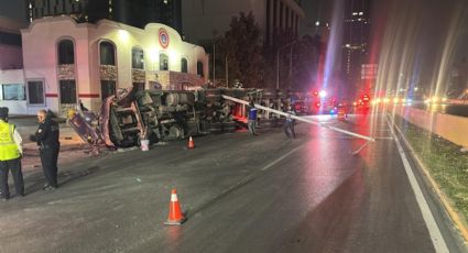 Volcadura de tractocamión impacta a unidad de Bomberos en el Centro de Monterrey