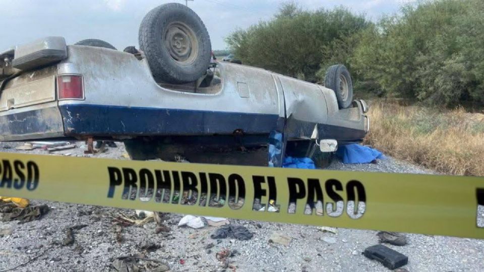 Autoridades acordonaron la zona de la volcadura mientras peritos realizaban las investigaciones correspondientes.