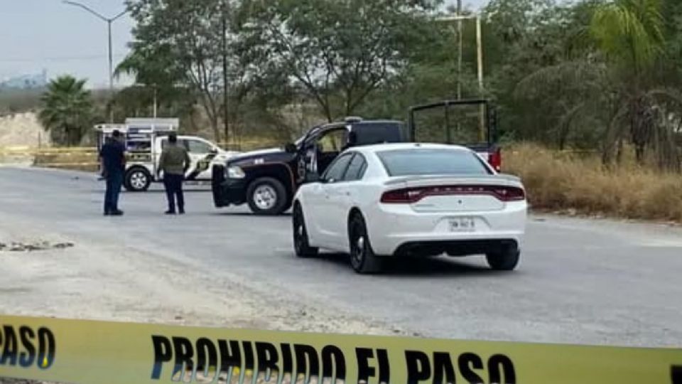 Agentes ministeriales acordonaron el área donde fue localizado el cuerpo maniatado en la colonia Terranova, en Juárez.