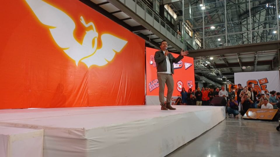 Graduados de Campus Naranja durante la ceremonia realizada en la Nave Lewis, acompañados por líderes nacionales y estatales de Movimiento Ciudadano.