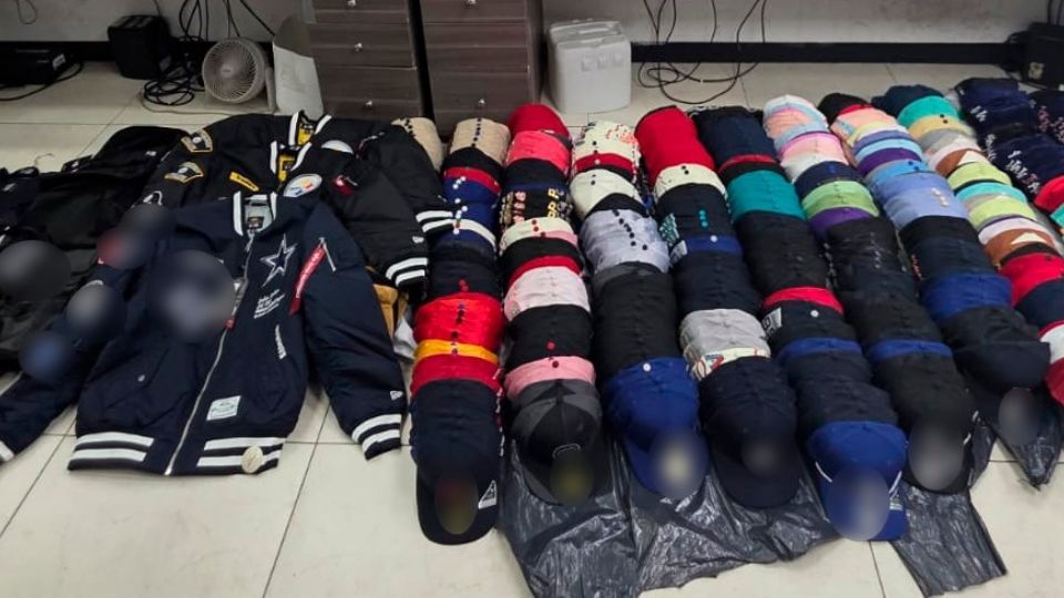 Les aseguraron 487 gorras, tres chamarras, dos playeras y varias mochilas.