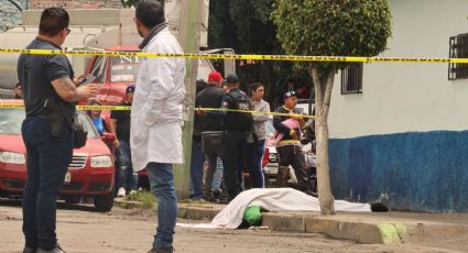 Ejecutan a joven en porche de su casa en Guadalupe; su amigo se salva por segundos
