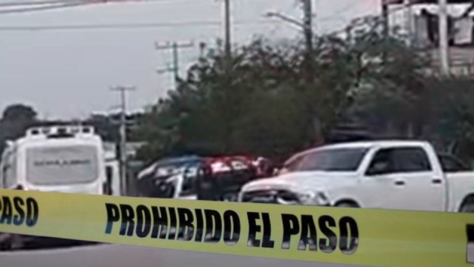 Autoridades resguardaron la vivienda y el vehículo donde quedaron las víctimas del ataque armado en Villas de los Naranjos, en Juárez.