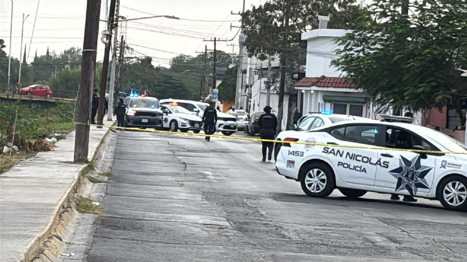 Autoridades acordonaron la vivienda donde una pareja fue localizada sin vida tras un ataque a balazos en San Nicolás.