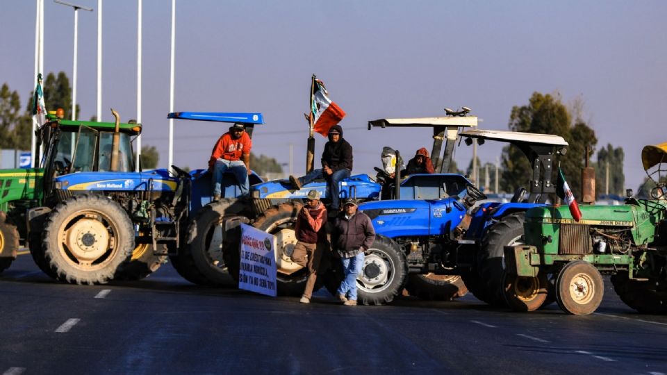 Productores agrícolas bloquean carreteras en estados del norte del país tras la aprobación de la Ley de Aguas Nacionales..