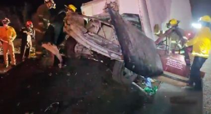 Camión se estrella en carretera Monterrey - Saltillo: Conductor termina prensado
