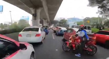 VIDEO | Así operan los nuevos 'moto montachoques': Se le cierra a automovilista para robarlo