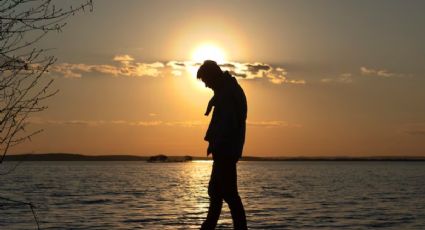 OMS declara la soledad en hombres como problema de salud pública; conoce los riegos