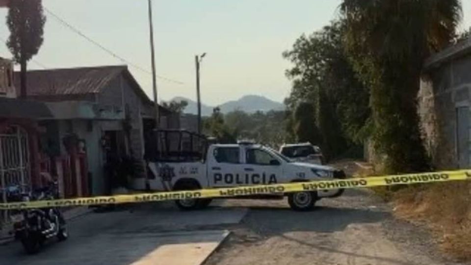 Autoridades acordonaron las zonas donde fueron localizados los cuerpos mientras peritos realizaban las investigaciones correspondientes.