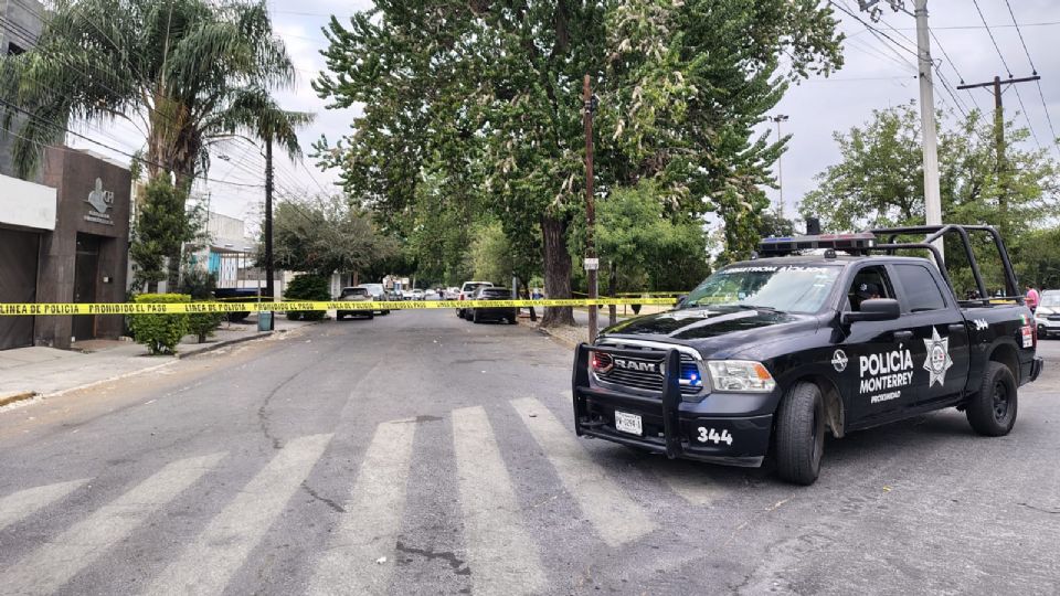 Elementos policiacos acordonaron el acceso del centro antiadicciones en Mitras Centro tras el fallecimiento del hombre.