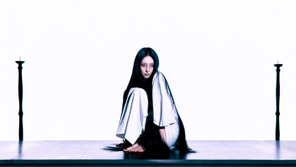 En este proyecto, Sunmi muestra los sonidos que caracterizan su estilo y al mismo tiempo los redefine para crear una nueva imagen escénica y lírica.