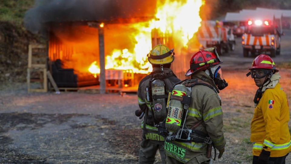 Personal de Protección Civil y Bomberos NL demuestra en un simulacro cómo un pino navideño puede incendiarse en segundos por un corto circuito.