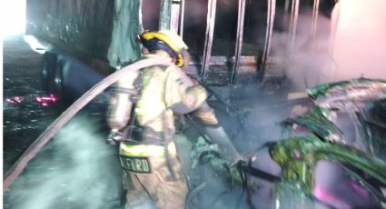 Roban camión con pantallas y aparece incendiado en Santa Catarina; investigan el caso