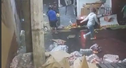 Se desliza camión en pendiente y se estrella contra las fachadas de varias casas | VIDEO