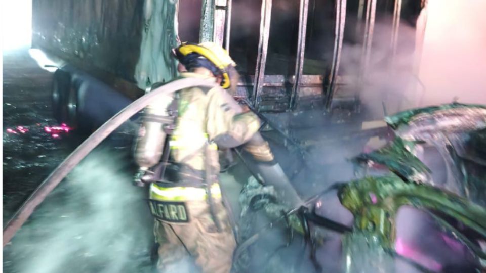 Bomberos de Nuevo León sofocaron las llamas del camión robado, que fue abandonado sin carga en el Libramiento Noroeste.