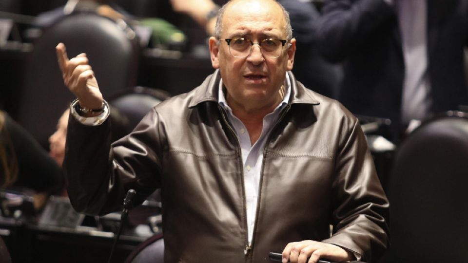 El legislador señaló que si la Presidenta tiene claro quiénes son los “acaparadores” de agua que lo diga públicamente.