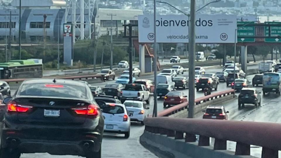 Autoridades reportaron lluvia ligera y bancos de niebla en la autopista Monterrey–Saltillo, sin cierres viales al momento.