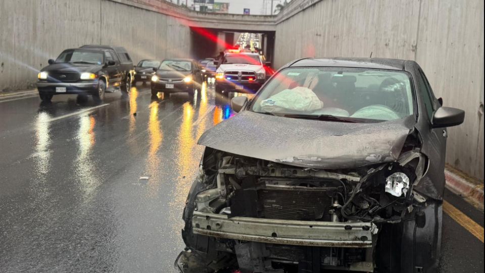 El vehículo terminó con daños severos al impactarse contra el muro de contención en la avenida Lázaro Cárdenas.