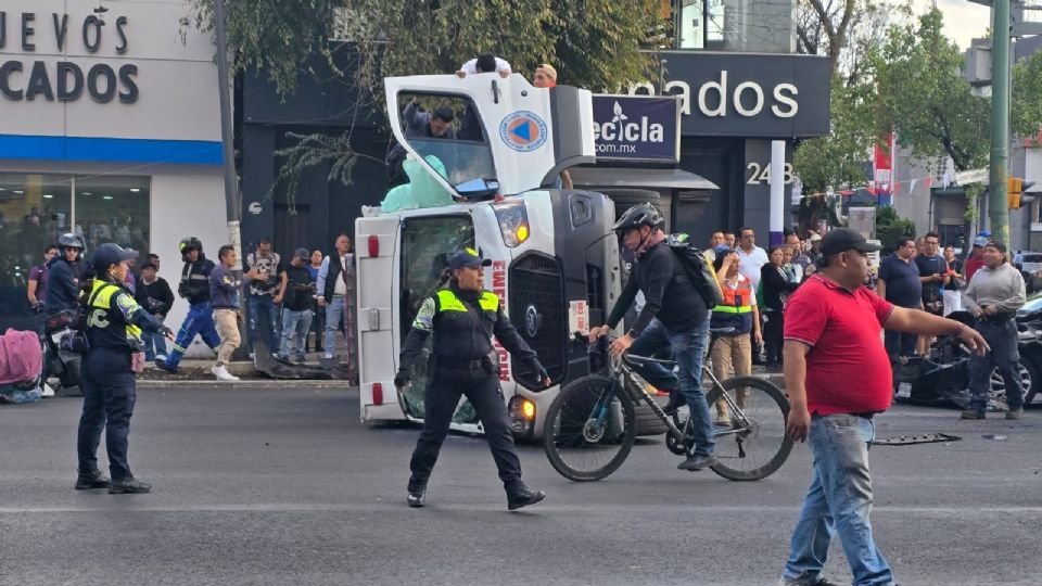 Los tres de tripulación de la ambulancia sufrió golpes debido a la volcadura de la unidad.