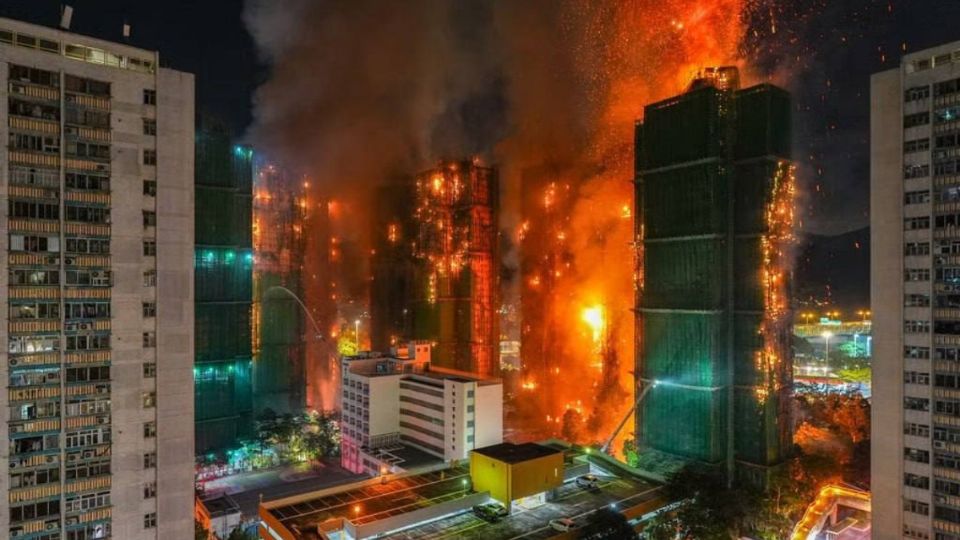 Detienen a directivos de constructora tras incendio en Hong Kong
