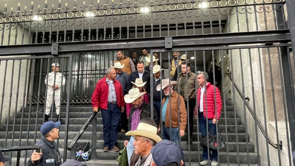 Permanecieron más de cuatro horas en espera de ser atendidos por la titular.