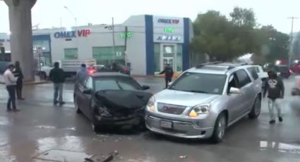 Choque de vehículos deja mujer herida y caos vial sobre avenida Colón, en pleno Centro de Monterrey