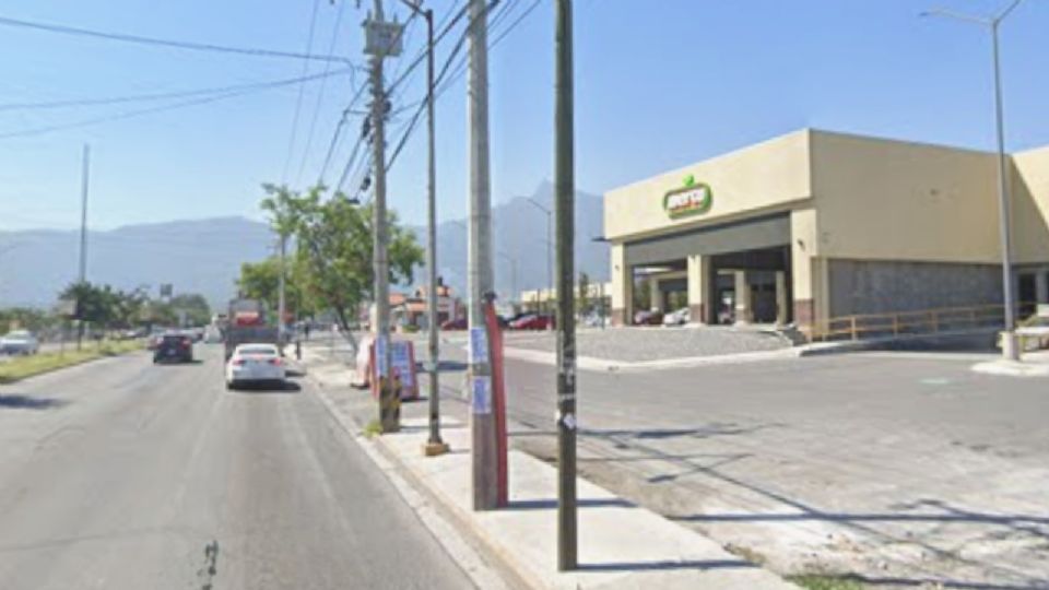 Peritos y agentes de la AEI inspeccionaron el negocio de la Plaza Merco tras el robo de equipos valuados en más de 230 mil pesos.