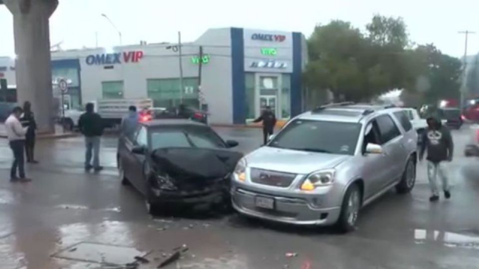 Autoridades atendieron el choque múltiple ocurrido en avenida Colón, donde una mujer resultó lesionada y se registraron importantes daños materiales.