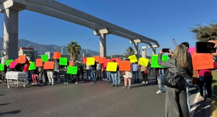 Bloquean avenida Constitución; denuncian abusos de aseguradoras