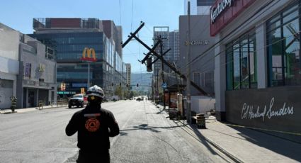 Caída de poste provoca apagón y cierres viales en Avenida Pino Suárez, en el centro de Mty