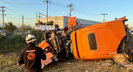 Tráiler cae de un puente en Salinas Victoria; hay un lesionado