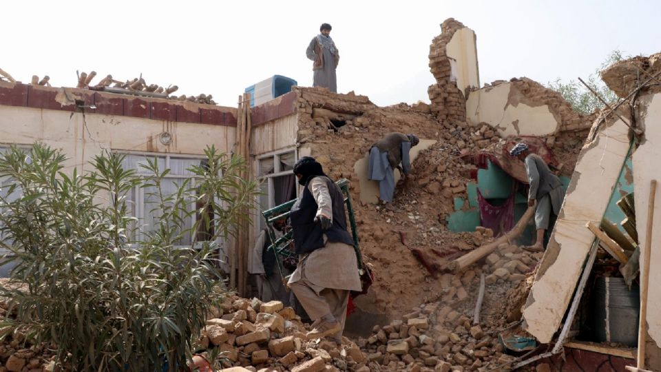Residentes inspeccionan una estructura dañada tras un terremoto en Mazar-e-Sharif, Afganistán, 3 de noviembre de 2025.