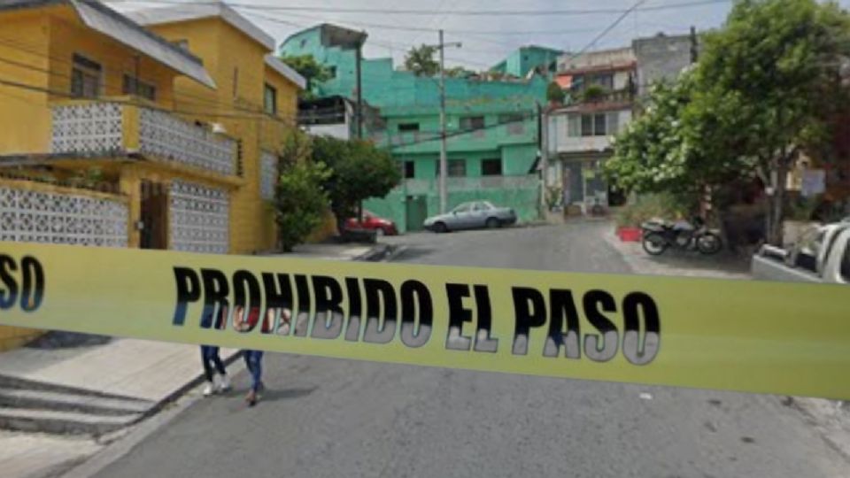 Agentes ministeriales acordonaron la zona donde fue encontrado un hombre sin vida con heridas punzocortantes en la colonia Heriberto Jara, al sur de Monterrey.