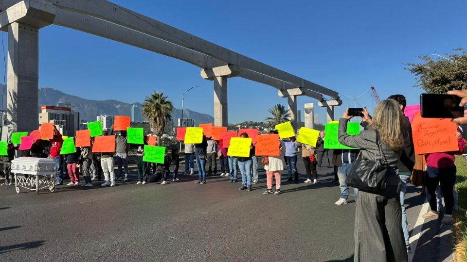 Familiares de víctimas de accidentes automovilísticos bloquearon la avenida Constitución en Monterrey, exigiendo justicia y apoyo por parte de las autoridades y aseguradoras.