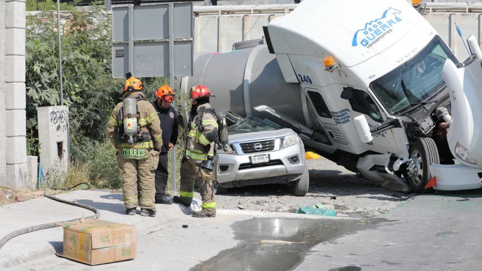 Protección Civil de Nuevo León atendió el choque entre el tren y una pipa de gasolina en Santa Catarina; se reportan lesionados y daños materiales.