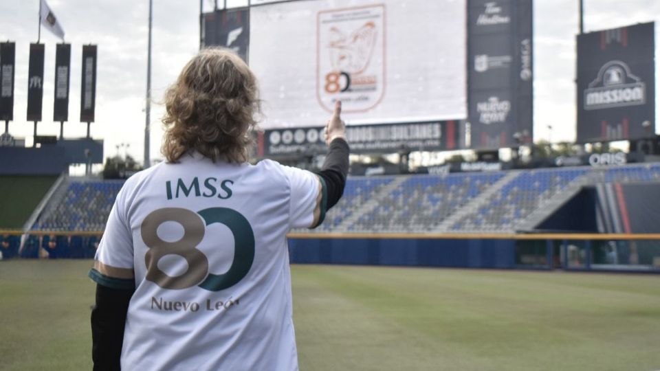 Niñas y niños participaron en la clínica de béisbol organizada por el IMSS Nuevo León y Sultanes de Monterrey, como parte del 80 aniversario de la institución.