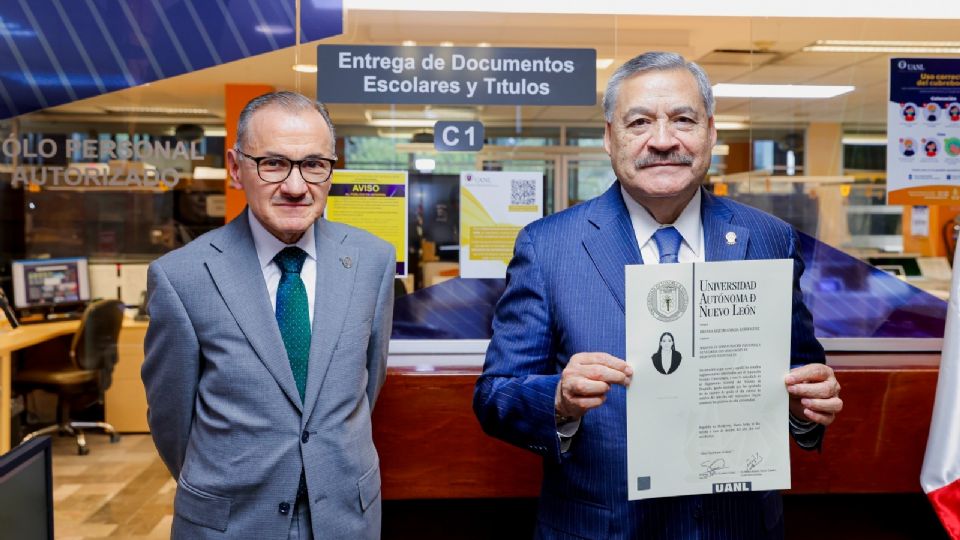 Rector Santos Guzmán López encabezó la ceremonia de titulación en la UANL, donde se entregaron los primeros títulos a egresados del 2010 al 2020.