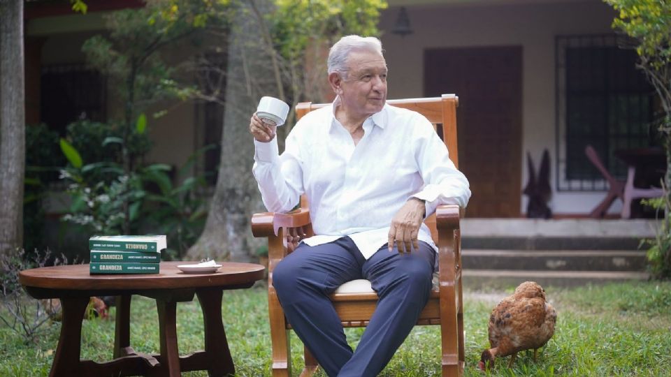 El expresidente Andrés Manuel López Obrador reapareció para presentar su libro 'Grandeza'.