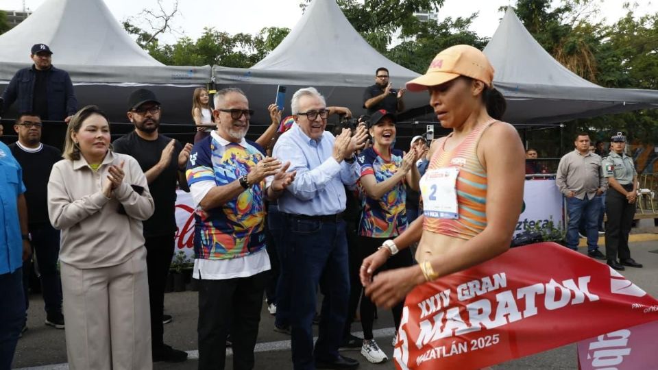 El gobernador de Sinaloa dio el banderazo de salida del XXIV Maratón Internacional de Mazatlán, que congregó a más de 6 mil atletas.