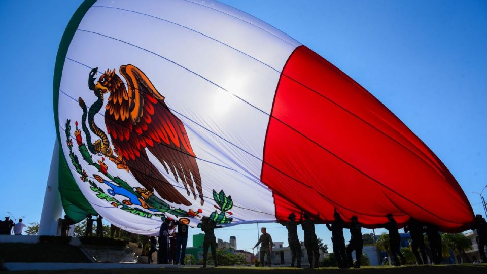 Más de 200 personas en situación de retiro del Ejército, llevaron a cabo una marcha del Ángel de la Independencia al Zócalo capitalino.