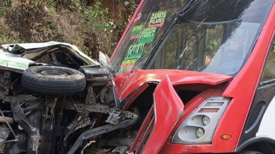 Una combi choca de frente contra un autobús y mueren al menos 2 personas y 20 están lesionados.