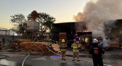 Incendio en fábrica maderera de Escobedo moviliza a Protección Civil y Bomberos