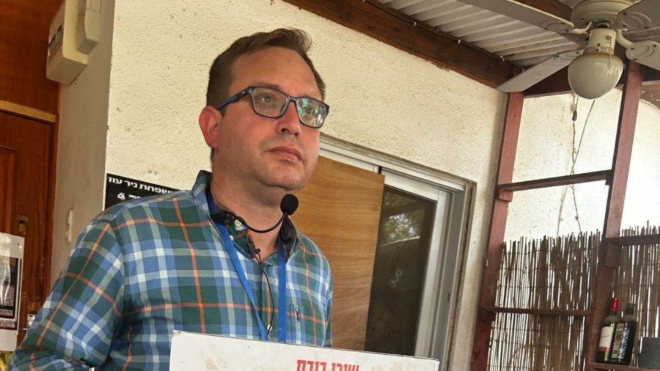 Roni Kaplan, portavoz de las fuerzas de Defensa de Israel muestra las fotografías de personas y familias que que fueron asesinadas dentro de los Kibutz.