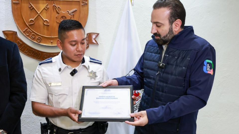 Reconoce Alcalde de San Pedro, Mauricio Farah a elemento de Policía de San Pedro por rescate de familia en incendio de casa