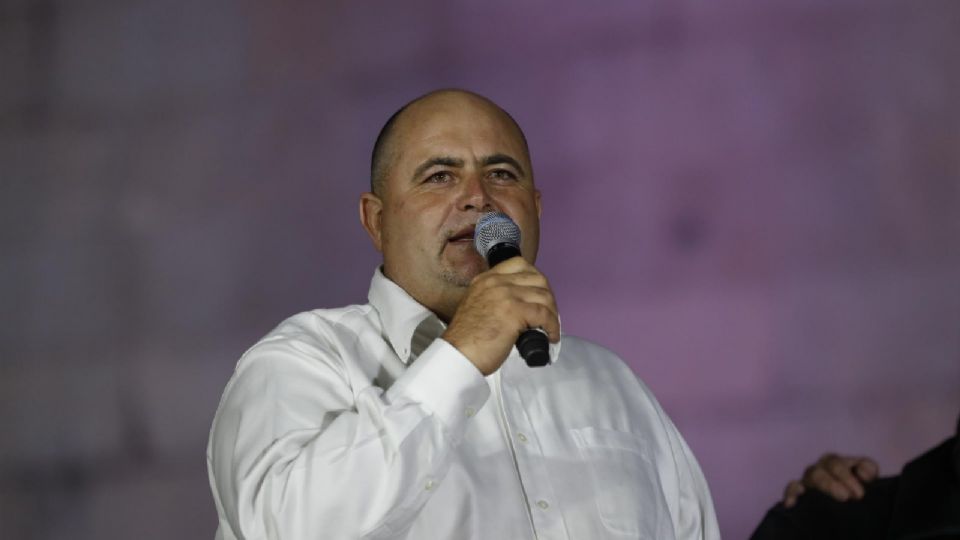 Julián LeBarón habla durante una manifestación hoy, en el monumento a la Revolución en Ciudad de México.