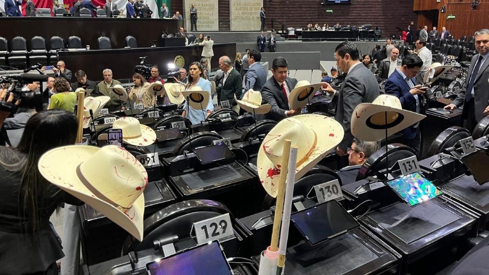 Diputados del PRI recordaron con sombreros 'ensangrentados' al alcalde de Uruapan, Carlos Manzo, quien fue asesinado el 1 de noviembre.